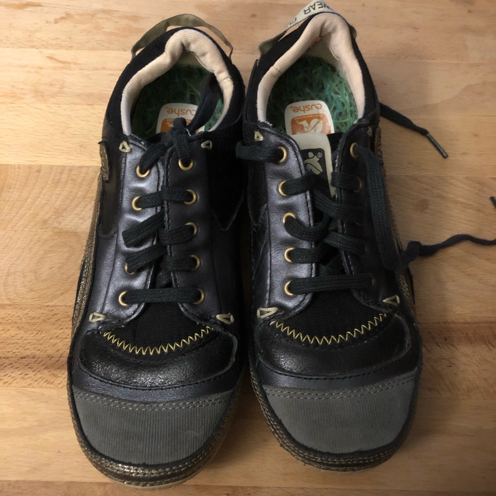 Cushe Boutique Sneaker Leather Gold Black Shoes Distressed Womens Size 7
